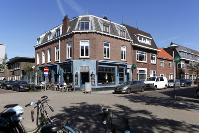 914112 Gezicht op de hoek van de Floris Heermalestraat (links) en de Van 's-Gravesandestraat te Utrecht, met in het ...